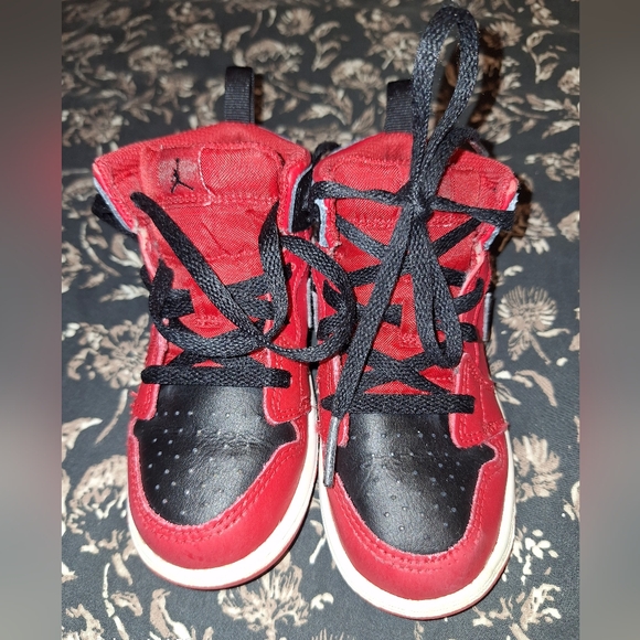 Toddler Jordan 1 mid - Picture 1 of 8